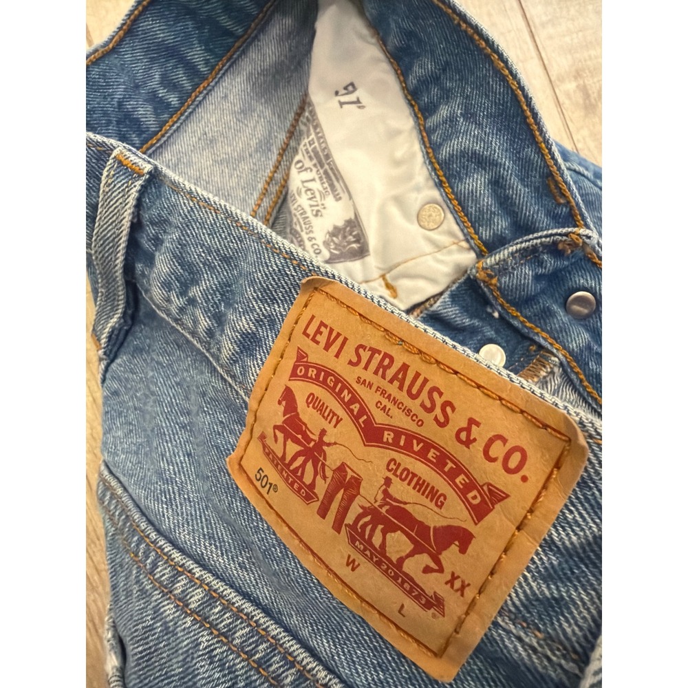 Levis 501 Original Shorts Womens 26 Light Wash Distressed Button Fly 85833-0024
